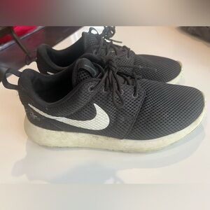 Golf shoes; Nike Black and White Youth Golf Shoes